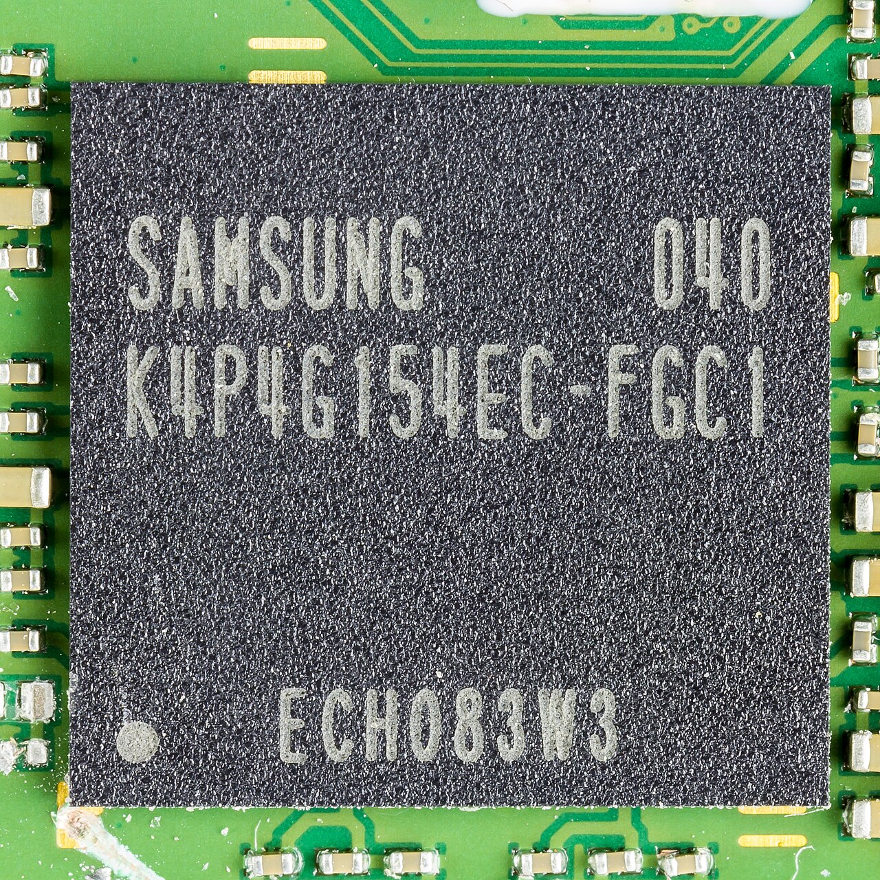 移动 DRAM 颗粒实拍