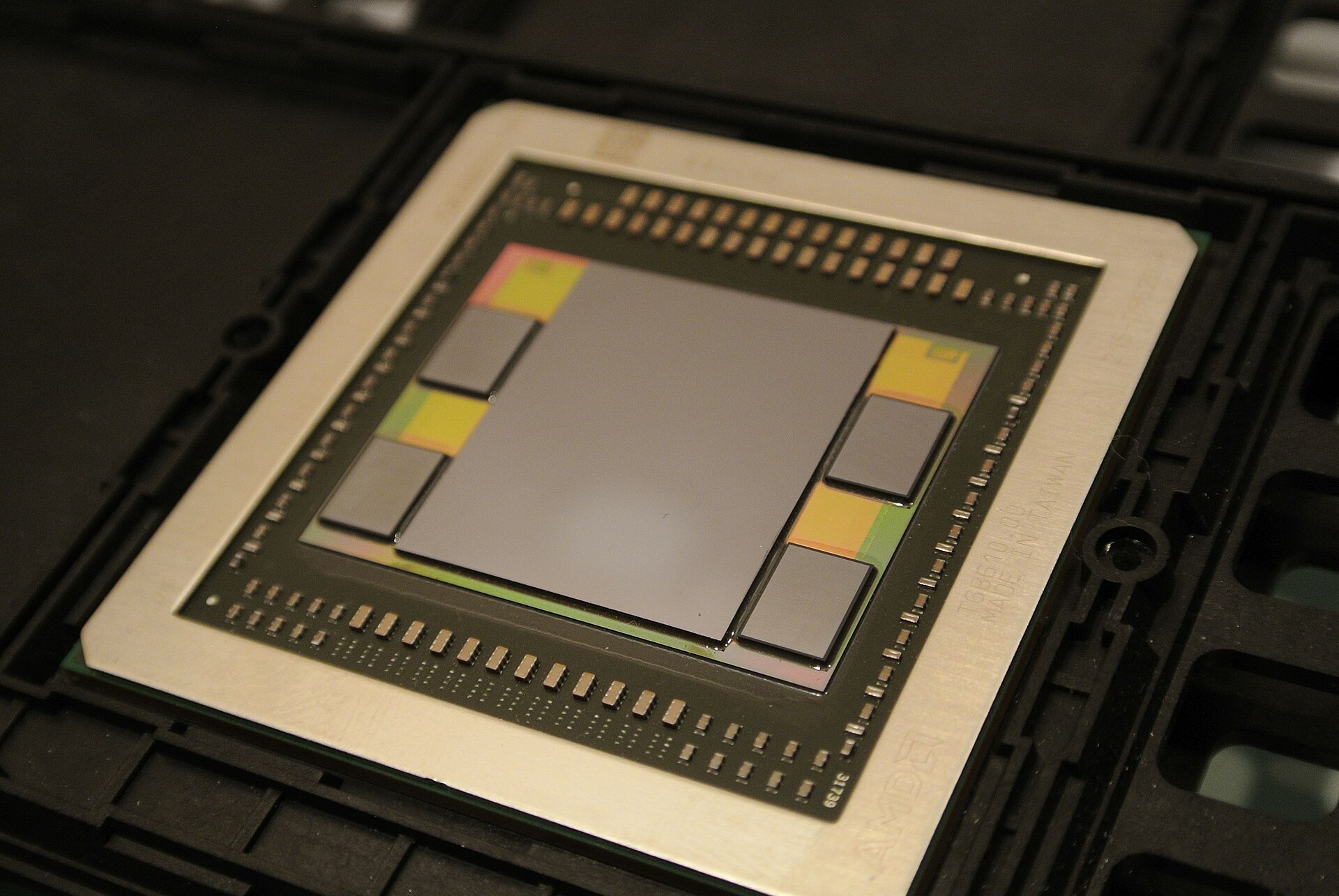 HBM 封装（AMD Fiji）：GPU 裸片与显存堆栈同置中介层上，以超宽位宽换带宽
