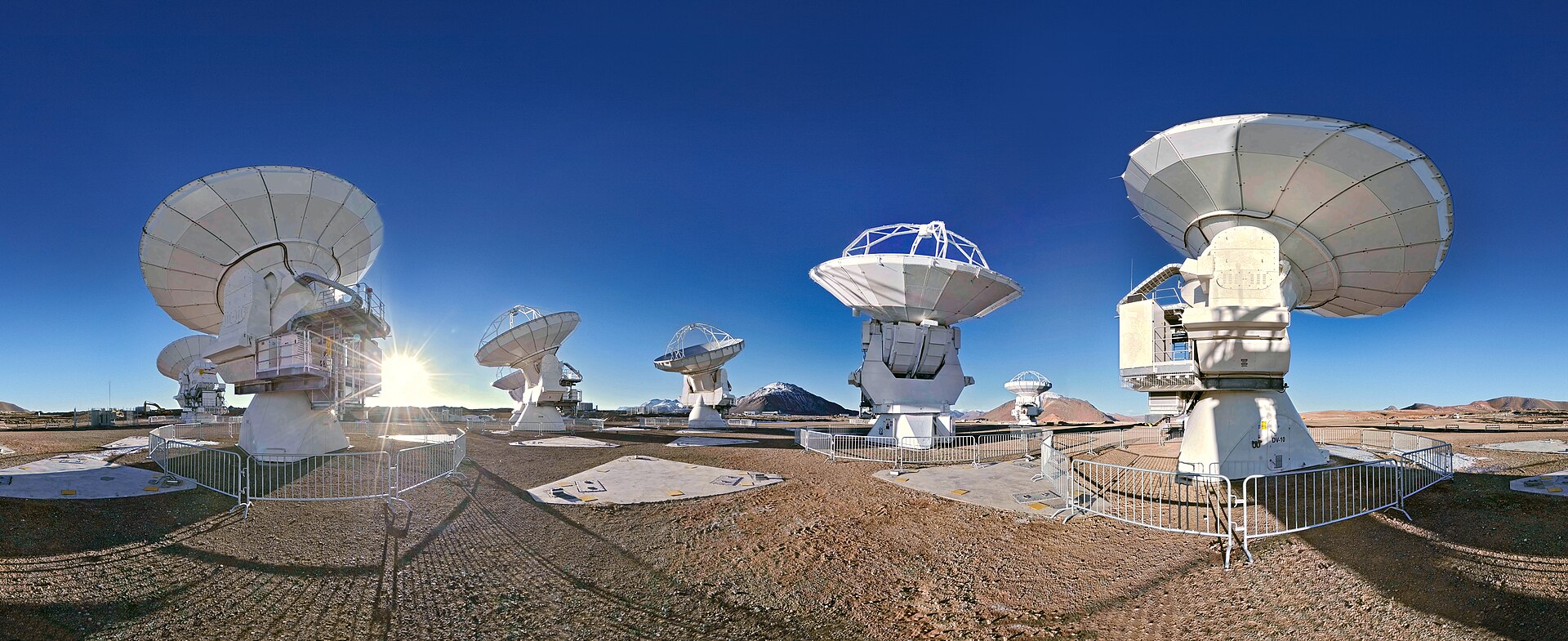 等距柱状全景（ALMA）：空旷高地的环境以天空为主，与室内场景的辐照度分布完全不同
