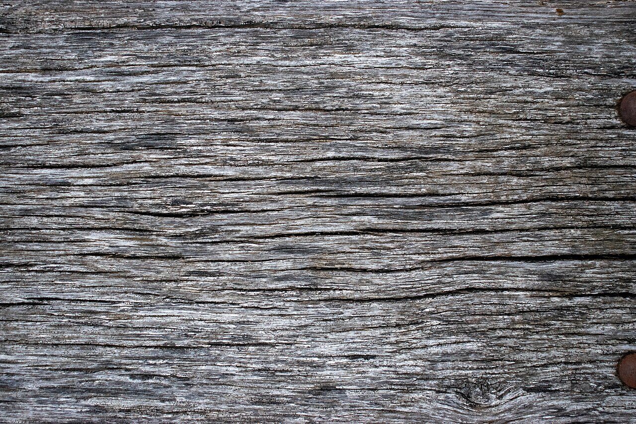 风化木材：非金属的 base color 落在 0.04–0.94 区间内，长年侵蚀让表面纹理层层显露