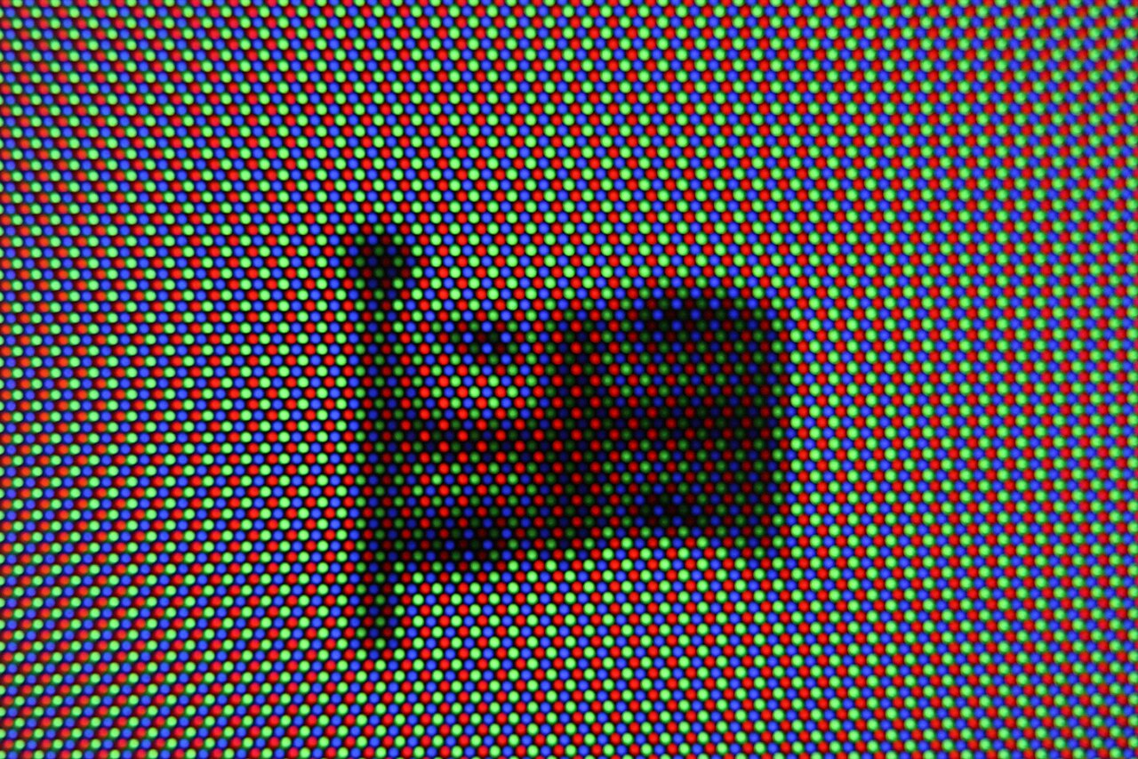 CRT 荫罩的实物特写：三色荧光点的排列结构（原图 4,272×2,848）